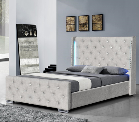 Kingsize grijs gestoffeerd bedframe getufte vleugelrug met spijkerkopafwerking