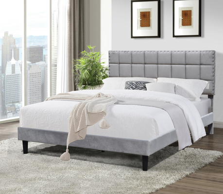 Een karton pakket met een tuft bed frame hoofdplaat