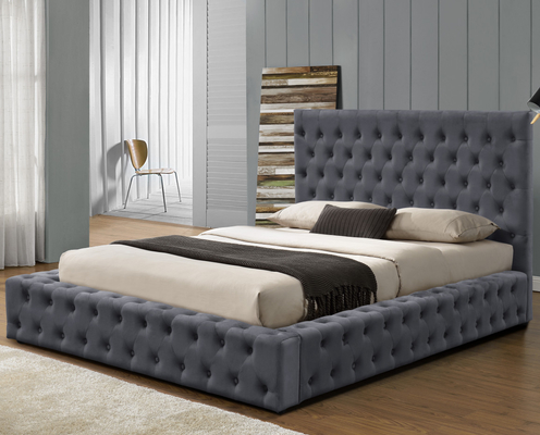 Kingsize bedframe van grijze stof, gestoffeerd met hoofdeinde met knopen