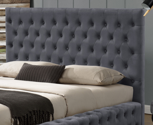 Kingsize bedframe van grijze stof, gestoffeerd met hoofdeinde met knopen