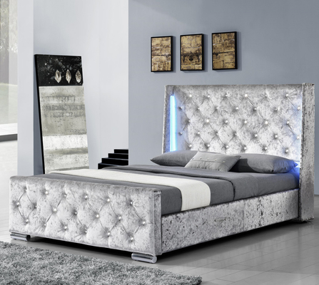 Kingsize grijs gestoffeerd bedframe getufte vleugelrug met spijkerkopafwerking