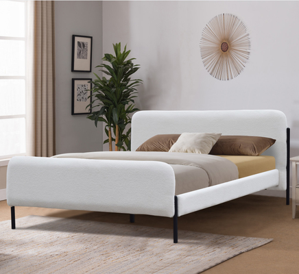 Het klassieke Kader van Koningssize platform bed met Wit Bekleed Stoffenhoofdeinde