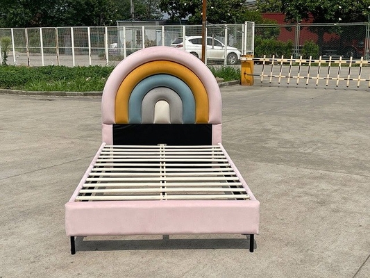 De kinderen bekleedden van de het Hoofdeindestichting van het Bedkader Regenboog Gestalte gegeven het Platformontwerp