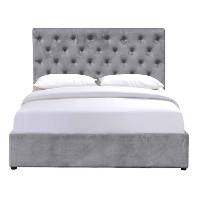 Het speciale aan het gepoleerde bed is dat je dingen kunt opslaan.