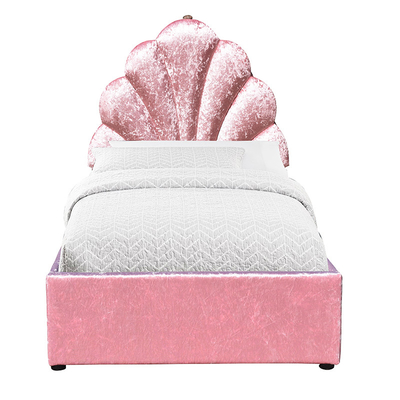 Het gepoleerde bed heeft een bijzondere kleur en vorm die verschilt van alle andere bedden.