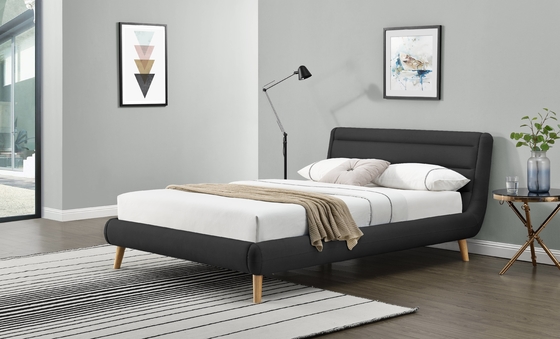 Een gepoleerd bed frame met een unieke vorm en ontwerp past bij uw stijl van huisversiering.