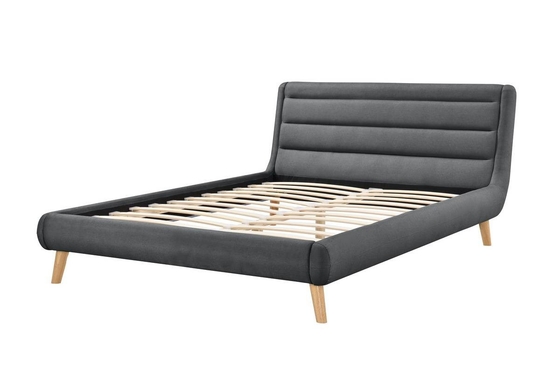 Een gepoleerd bed frame met een unieke vorm en ontwerp past bij uw stijl van huisversiering.